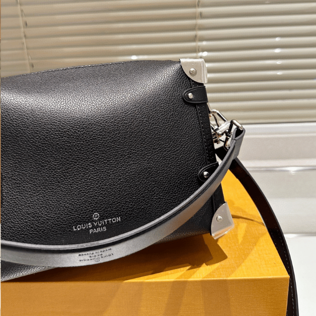 Louis Vuitton Side Trunk MM Black Grainy 9.3 Inches M25160